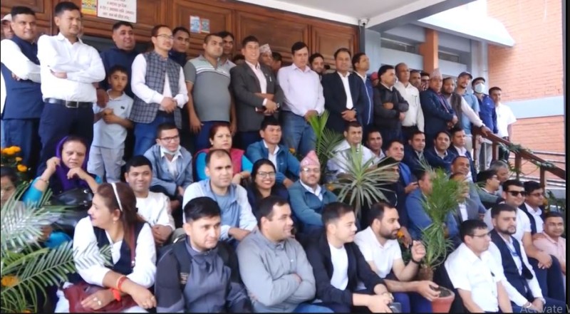 निजामति ऐनको व्यवस्थाविरुद्ध मुख्यसचिव, सचिवको दौडाहापछि मन्त्रालय धर्नामा उत्रिए कर्मचारीहरु